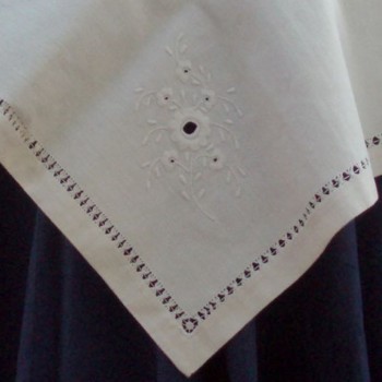 code 050615 - round tablecloth covering square doily - detail