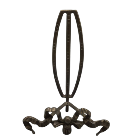 ref.034231-OXI- Suporte de mesa 21,5 x 27 para travessas em latão oxidado  – Laço pingente- amesa.com.pt